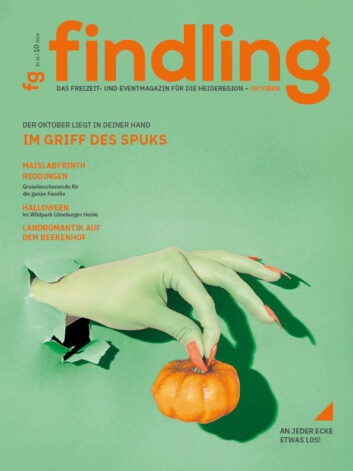 Cover Oktober 2024: Im Griff des Spuks. Hexenhand hält Kürbis.
