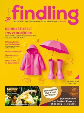 Cover November 2025: Reingestiefelt ins Vergnügen. Gummistiefel, Regenjacke und Regenschirm im Laub